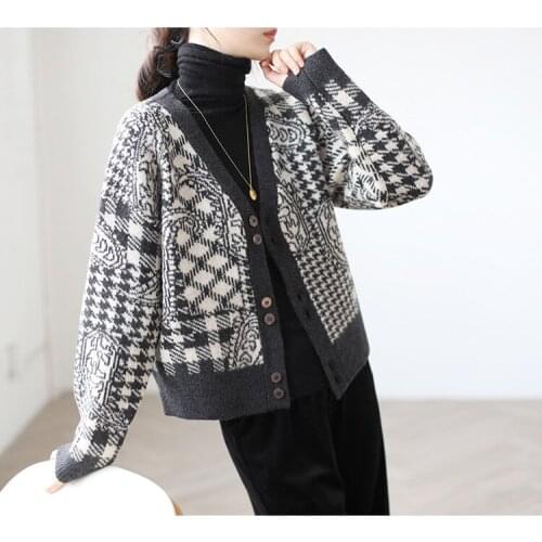 2021 fashion spring and autumn retro style niche sweater cardigan womens design sense color short coat sweater trend