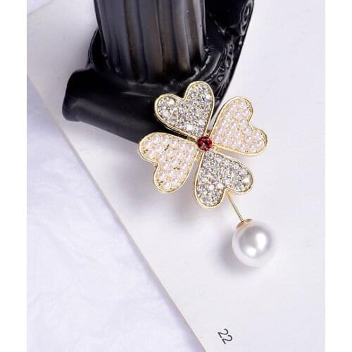 Fashion temperament four-leaf clover brooch womens suit collar pin sweater cardigan pearl buckle pin brooch accessories