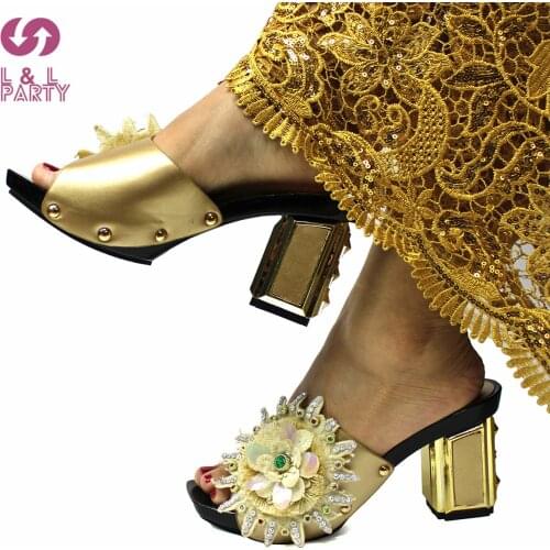 2021 Summer New Arrivals Peep Toe Shoes in Golden Color Square Heels Comfortable Slipper with Shinning Ctystal for Garden Paraty