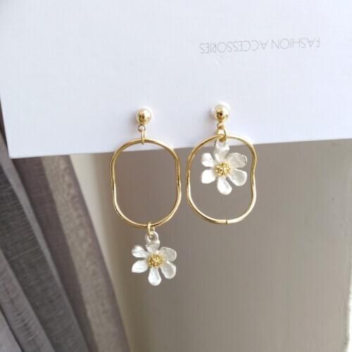 Japanese Style Personality Small Daisy Asymmetrical Clip Earrings Without Piercing Irregular Circle Retro Flower Earrings Clips