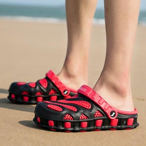 2021 Summer Fashion Red Mens Rubber Clogs Mens Slippers Comfortable Platform Beach Garden Slippers Mens Slip on Clogs Sandals