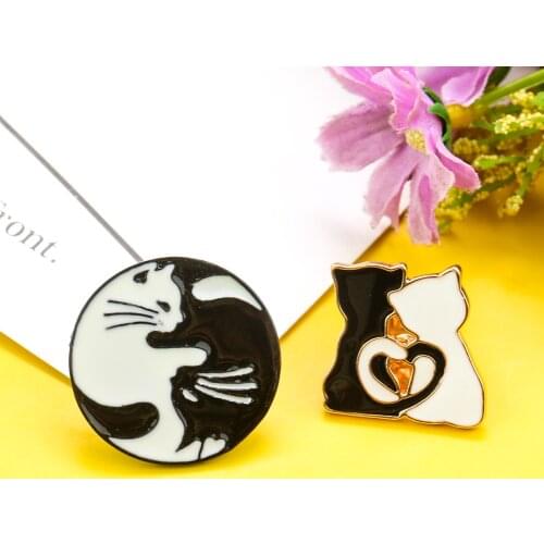 Cartoon Two-color Kitten Hug Drippng Brooch Couple Badge Jewelry Tai Chi Black White Corsage DIY Collar Backpack Decor Accessory