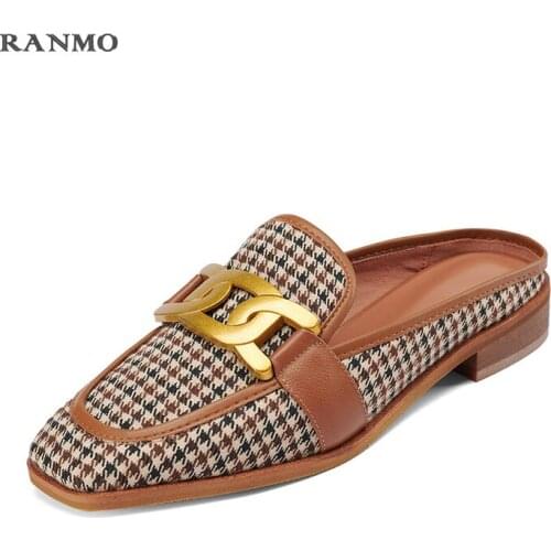 2021 Retro Muller Slippers Comfortable and Convenient Womens Shoes Mid Heel Sandals Women Chain Mueller Shoes Metal Decoration