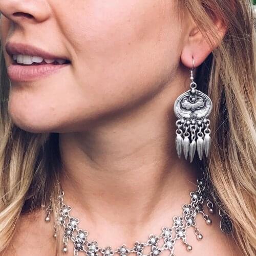 2 Pcs/Set Bohemian Fashion Feather Pendant Tassel Silver Color Earrings Carved Round Flowers Ladies Beach Party Jewelry Earrings