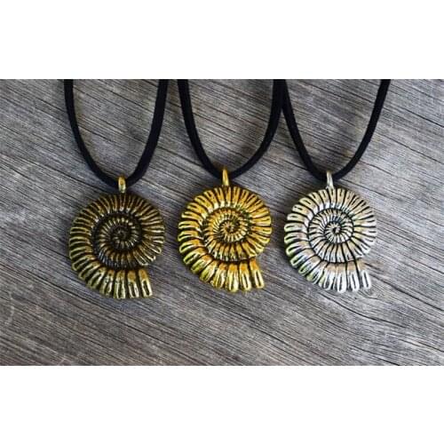 1pcs Shell Conch Charm Necklace Beach Ocean Charm Golden Bronze Silver Color 3 Colors Pendant Leather Chain Necklace Jewelry