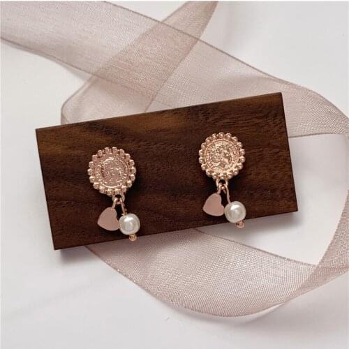 Vintage Palace Style Portrait Relief Heart Love Pearl Inlaid Drop Earrings Classic Pendent Earrings for Women Girls Ear Jewelry