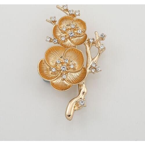 Three-dimensional plum petals woman with delicate new winter sweater cardigan coat dust coat fashionable joker brooch