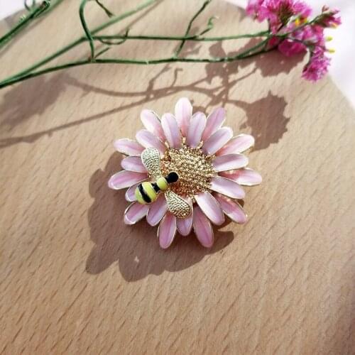 Commemorate Brooches Pink Blue Gray Flower Daisy and Bee Badges Metal Pin for Women Collar Accessories Jewelry Gifts 2021 NEW