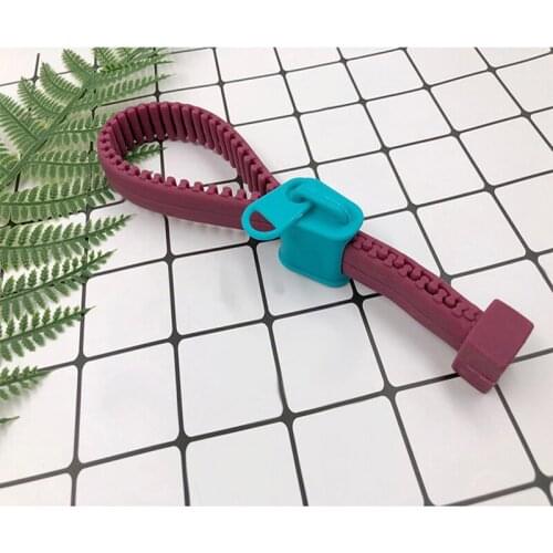 Household Kitchen Silicone Zipper Bottle Opener Portable Screw Cap Bottle Opener Manual Can Opener Kitchen Accessories Keychain