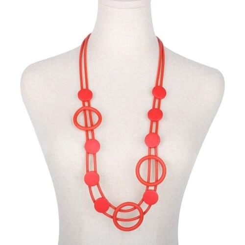 New Designer Red Wooden Jewelry Necklaces Women Punk Rubber Circle Pendant Necklace Luxury Hyperbole Accessories Sweater Jewelry