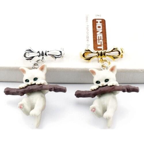 Fashion Cute 3D Hug Tree Cat Brooch Pin Women Girl Bags Clothes Brooches Badges Pins 2021 Creative Jewelry Corsage Gift