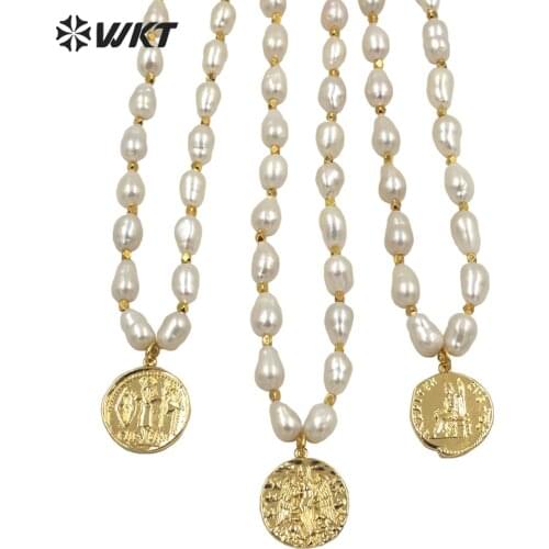 WT-JN135 WKT Popular Elegant Freshwater Pearl Necklace Gold Metal Medal Coin Wholesale Natural White Pearl Lady Chocker 16 inch