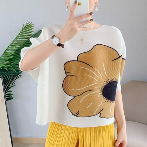Miyake pleated casual loose Tops short-sleeved women T-shirt 2021 summer new style thin bat sleeve printed Tees for woman