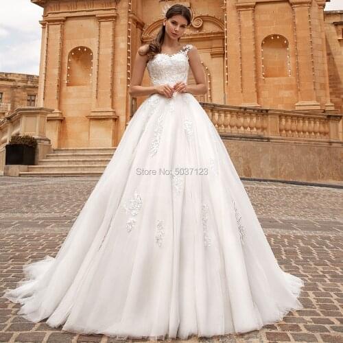 Ball Gown Wedding Dresses O Neck Sleeveless Vestido De Noiva Lace Appliques Button Illusion Wedding Bridal Gowns Sweep Train