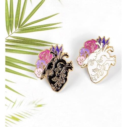Creative New Product Heart Brooch Flower Collocation Black and White Heart Personality Design Popular Badge Clothing Accessories