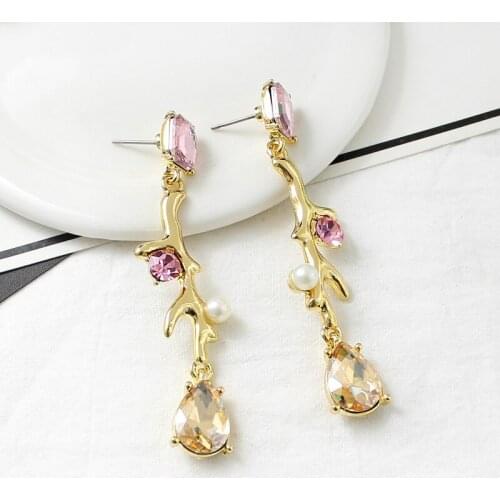 Elegant and stylish golden twigs vine-shaped pendant earrings Inlaid rose rhinestone Imitation pearls Glamour jewelry