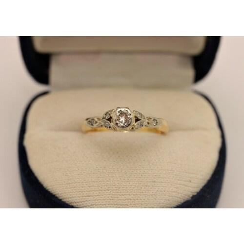 ANTIQUE 18K GOLD VICTORIAN SOLITAIRE STYLE NATURAL DIAMOND DECORATED RING