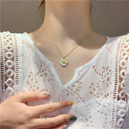 Metal The Daisy Suit Necklace Pendant Retro Fashion Elegant Flower Bracelet Chain Clavicle Sweater Chain Women Jewelry Wholesale