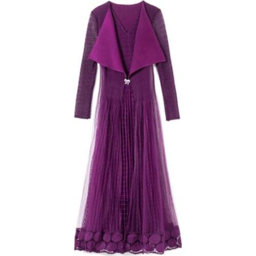 Lace dress female 2020 new long-sleeved retro noble V-neck fake two-piece Waist temperament pleated long dress