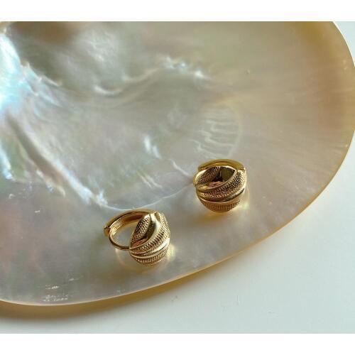100% Authentic 925 Sterling silver Gold seashell/ conch Shell Shape Hoop Huggie Earrings TLE894