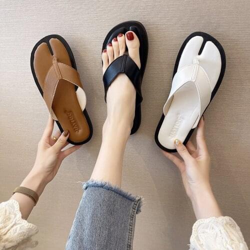 Split toe flip flops for women to wear in summer