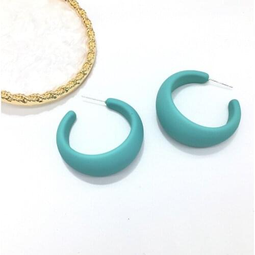French Retro Yellow White Acrylic C-Shaped Earrings Simple Irregular Smooth Matte Geometric Hoop Earrings Jewelry for Women