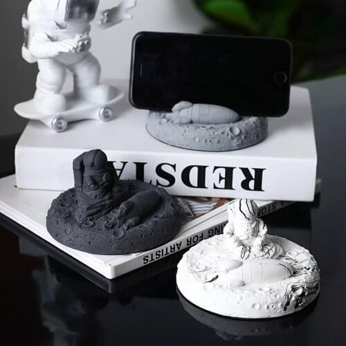 Nordic Creative Astronaut Mobile Phone Holder Flat Dormitory Home Decoration Office Coffee Table Accessories Bracket Crafts