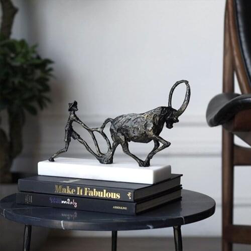 Creative People Holding Cattle Farming Figurine Ornament Decor Black Metal Art Craft For New House Renovation Marble Furnishing