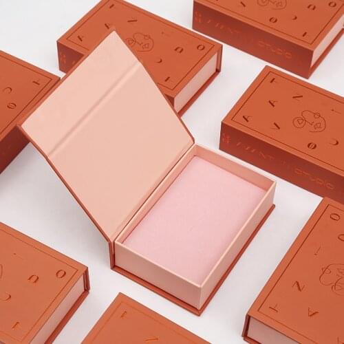 Wholesale 1000pcs/lot custom Cardboard gift packaging box printed logo magnet gift packaging boxes with embossing logo