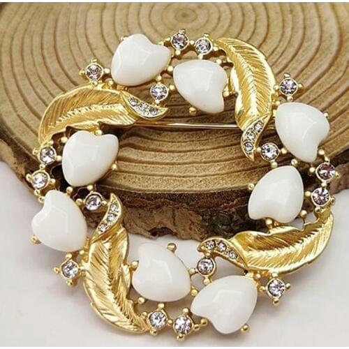 Retro Oriental gold leaf wreath, heart-shaped resin, pearl bouquet, lady Brooch