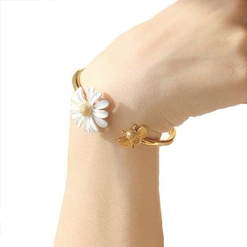Charm Daisy Flower Bracelets Delicate White Sunflower Bangle Women Simple Temperament Daisy Bracelet Fashion Jewelry