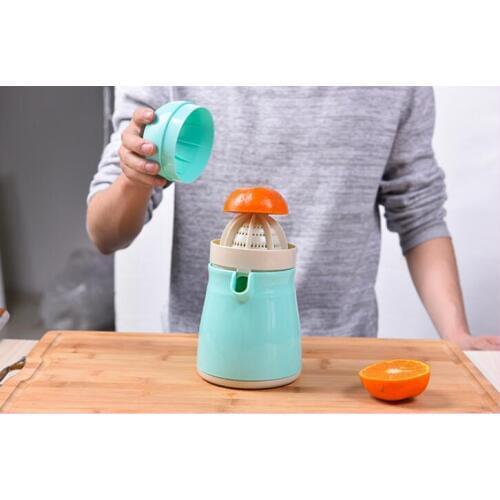 1PC Manual Simple Juicer Fashion Kettle Penguin Juice Cup Portable Manual Fruit Orange Press Fruit Lemon Citrus Squeezer OK 0661