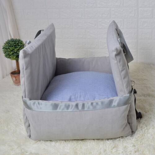 The dog bed used in the car is filled with a kennel slightly waterproof and high-density sponge