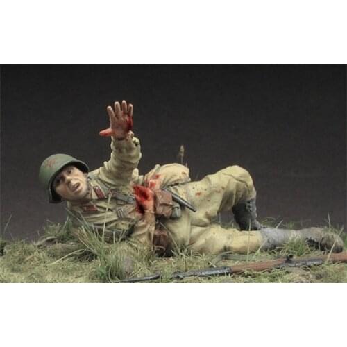 1/35 Resin Figure Model Kit WW2 Soviet wounded soldier Unassembled unpainted