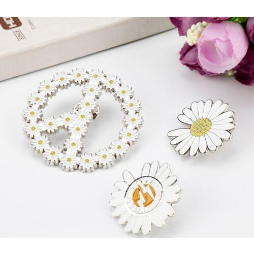 GD Jewelry White Lightning Daisies Brooch Cute Chrysanthemum Flower Round Enamel Pin Denim Jackets Badge For Clothes Lapel Pins
