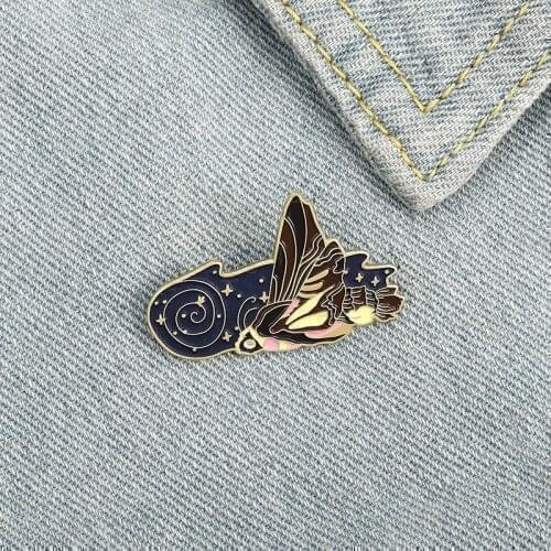 INS Tide Creative Cartoon Flying Moth Nightlight Alloy Brooch Cute Firefly Night Light Backpack Badge Wild Clothing Accessories