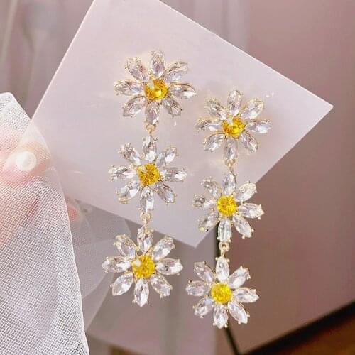 Recommended Exquisite and Beautiful Zircon Flower Long Earrings Earrings Trendy Girl Ear Jewelry