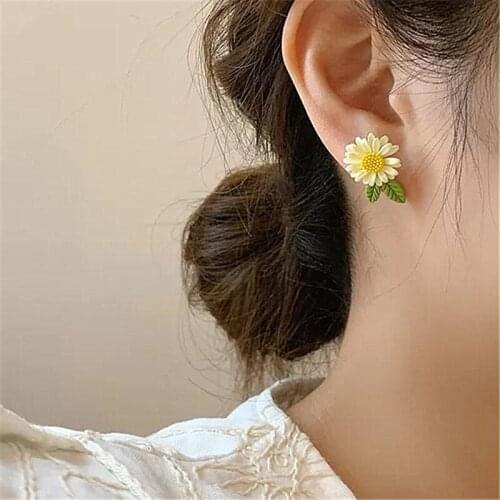 Hip Hop Dasiy Small Stud Earrings Vintage Sweet Flower Leaf Earrings For Women New Fashion Unusual Simple Designer Earrings 2021
