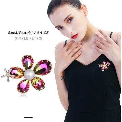 Hongye Vintage Clear Austria Crystals Freshwater Pearl Big Flower Brooch for women Wedding Accessories Gold Brooch Pins