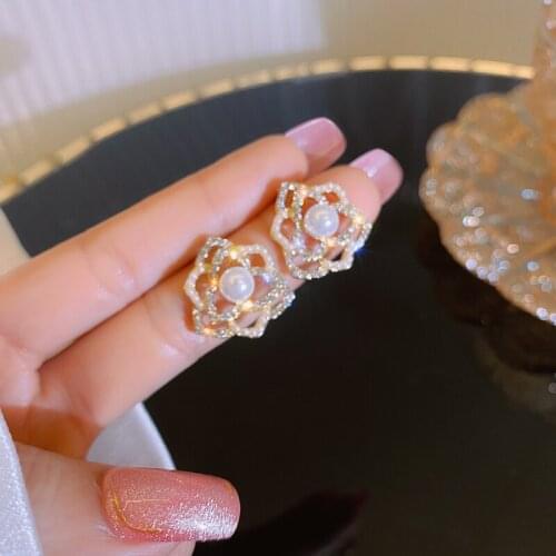 Korean Fashion Sweet Rhinestone Hollow Flower Stud Earrings for Women Vintage Fashion Crystal Earring Party Jewelry