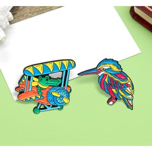 Crocodile Plane Bird Owl Enamel Pin Colored Feathers Flying Swallow Magpie Parrot Brooches Badge Animal Bird Broche Jewelry Gift