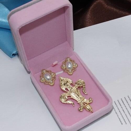 New Wholesale Fashion Pearl Retro French Western Relief Metal Brooch Exquisite Pin Female Accessories