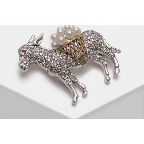 Amorita Donkey design pearl retro hollow brooch