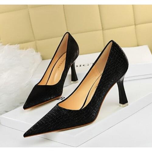 Lace Flower Pointed Toe Women Shoes 2020 Cut-Outs Mesh Fashion High Heels Shoes Woman Shallow Sexy Party Shoes Office Lady Pumps
