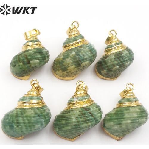 WT-JP069 Full Green Color With Gold Trim Pendant Natural Wild Coast Trumpet Shell Random Size Pendant For Women Vintage Necklace