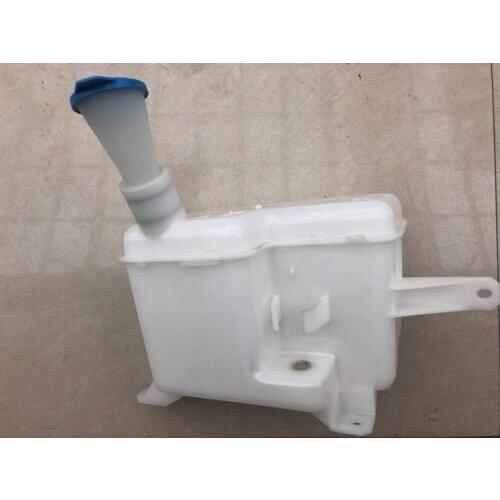 1pcs Wiper Water tank for Chinese SAIC ROEWE 750 2011- new model Auto car motor parts