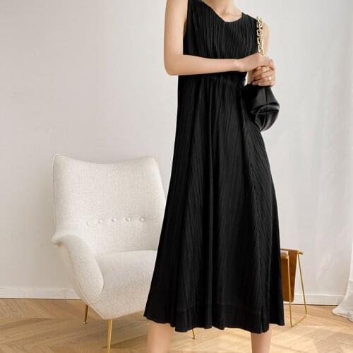 In summer 2021, Ins Miyake pleated, high-end, atmospheric long V-neck dress with loose drawstring