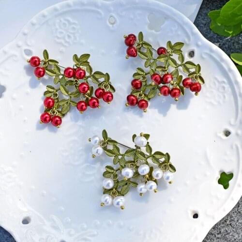 Vintage Romantic Pearl Brooches For Women Elegant Retro Luxury Statement Beads Pins Female Corsage Good Gift