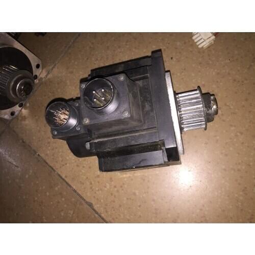 MDME102GCG servo motor, used in good condition . 80% appearance new , good working , free shipping