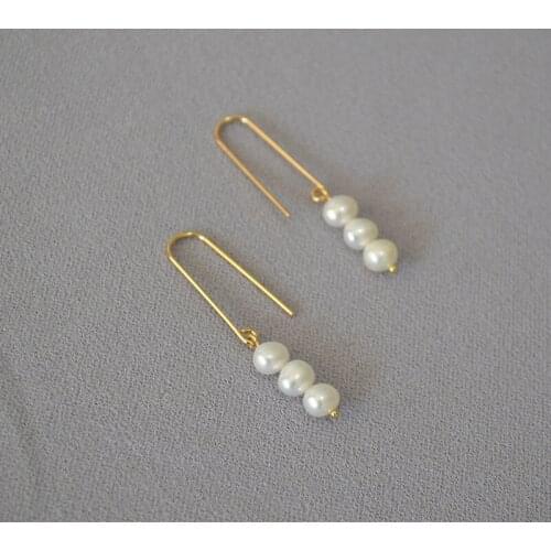 Korean version fresh and fashionable simple fresh water irregular pearl earrings earrings earrings female gift